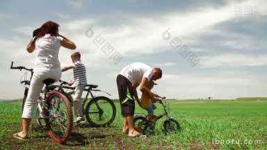 一家人带着孩子在周末骑自行车<strong>出游</strong>